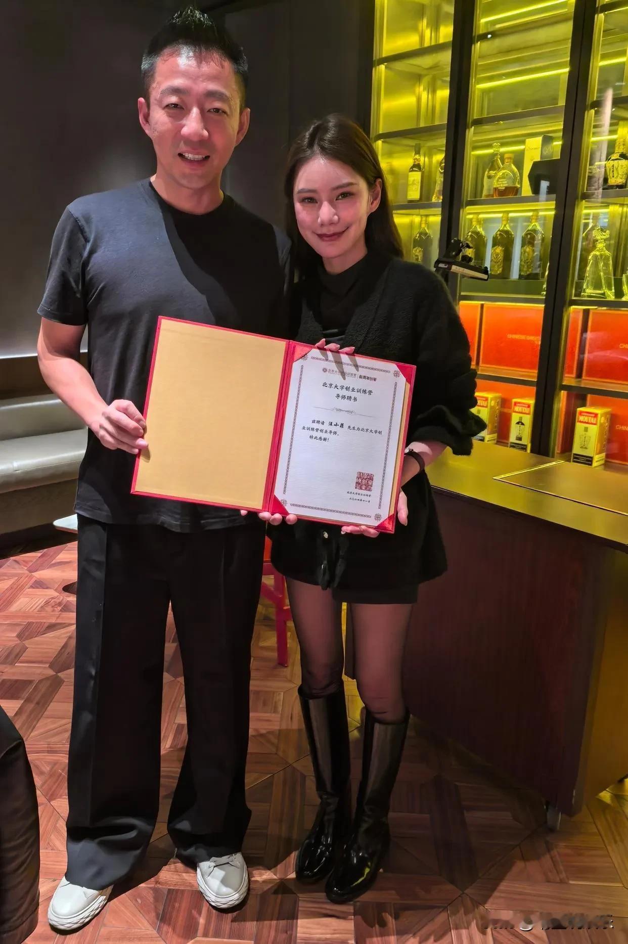 汪小菲果然是真才子，
如今婚姻幸福的小菲事业更顺遂，
开心地和晓梅一起晒出他担任