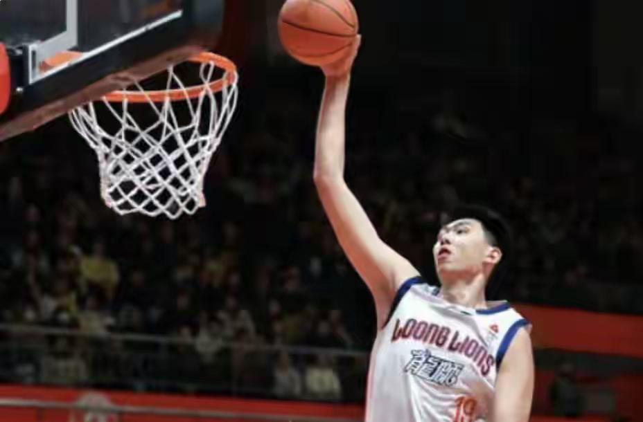 在广东杜峰手下的徐昕被誉为大番薯，打球唯唯诺诺，自信心不足，很少有表现机会！
而