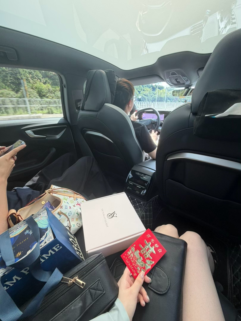 朋友的宝宝满月携伴与司机小赖上门给朋友化妆 
