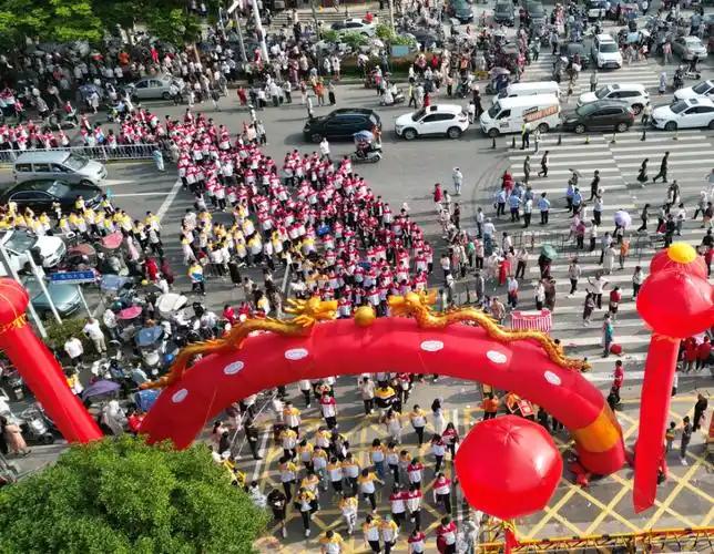 今天，我站在人山人海的送考队伍里，看着满街红旗、夹道的乡亲、有序前行的大巴，锣鼓