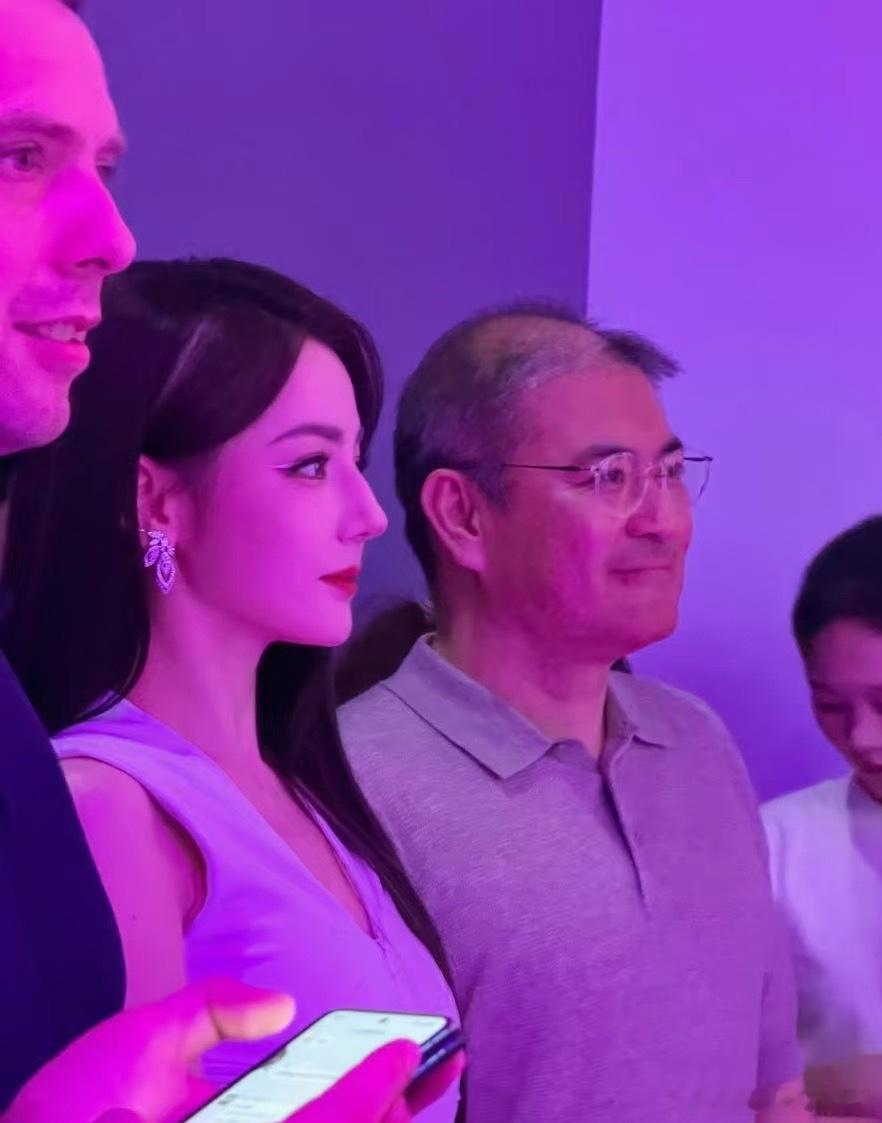 迪丽热巴现场直拍生图，随便拍拍也是没在怕的 