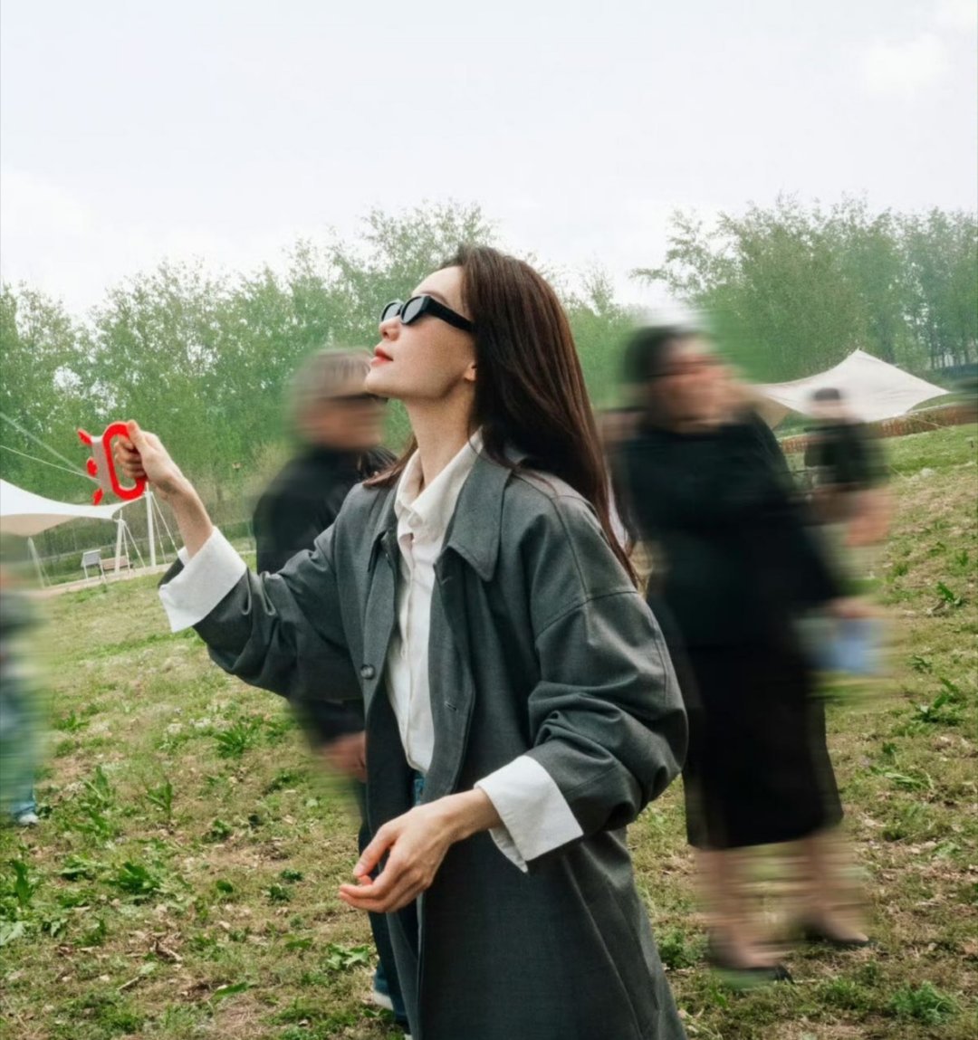 路人偶遇张小斐感叹好帅啊此刻是真的羡慕北电学子们，可以近距离看到斐后，白衬衫搭配