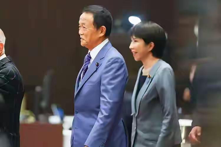 高市早苗的涉台狂言，是日本右翼与国内政治算计的合谋！麻生太郎所谓“既然生了就要养