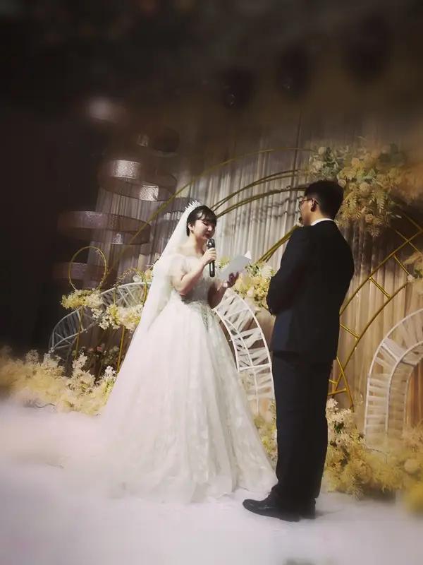 上联：婚前誓言比蜜甜，婚后工资全上交
下联：嘴上嫌弃你打呼，夜里没你睡不着
横批