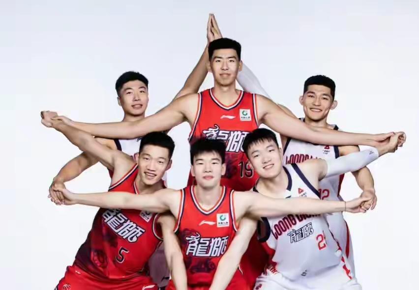 广州龙狮的老板挺有意思，如果不是把球队的几乎全部主力如数卖掉，而是将整个俱乐部卖