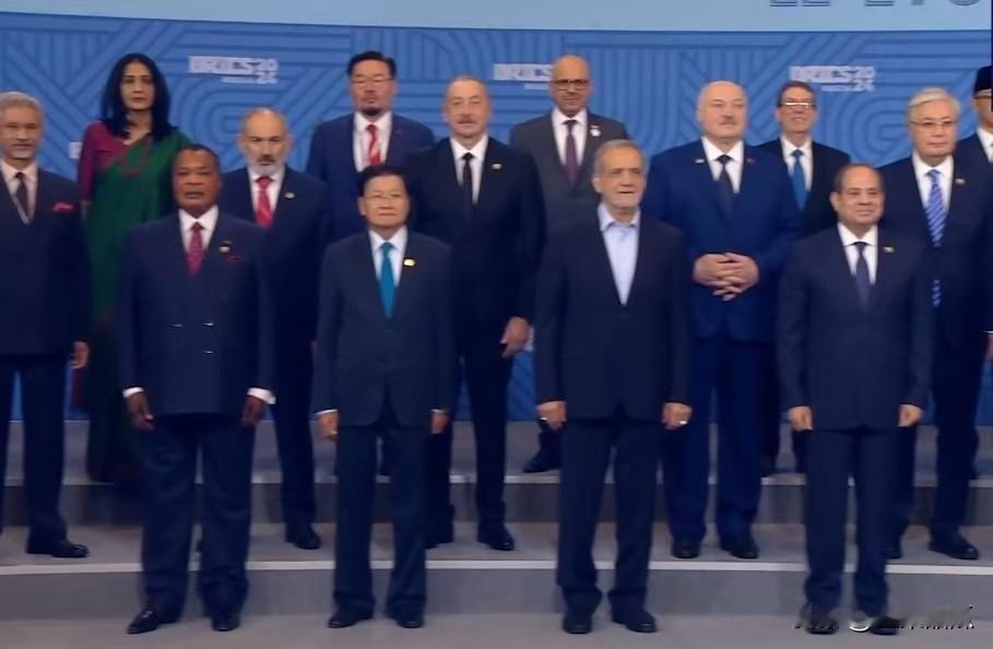 金砖峰会上，心心念念想加入北约欧盟的亚美尼亚总理帕希尼扬出现了，更加惊奇的是他和