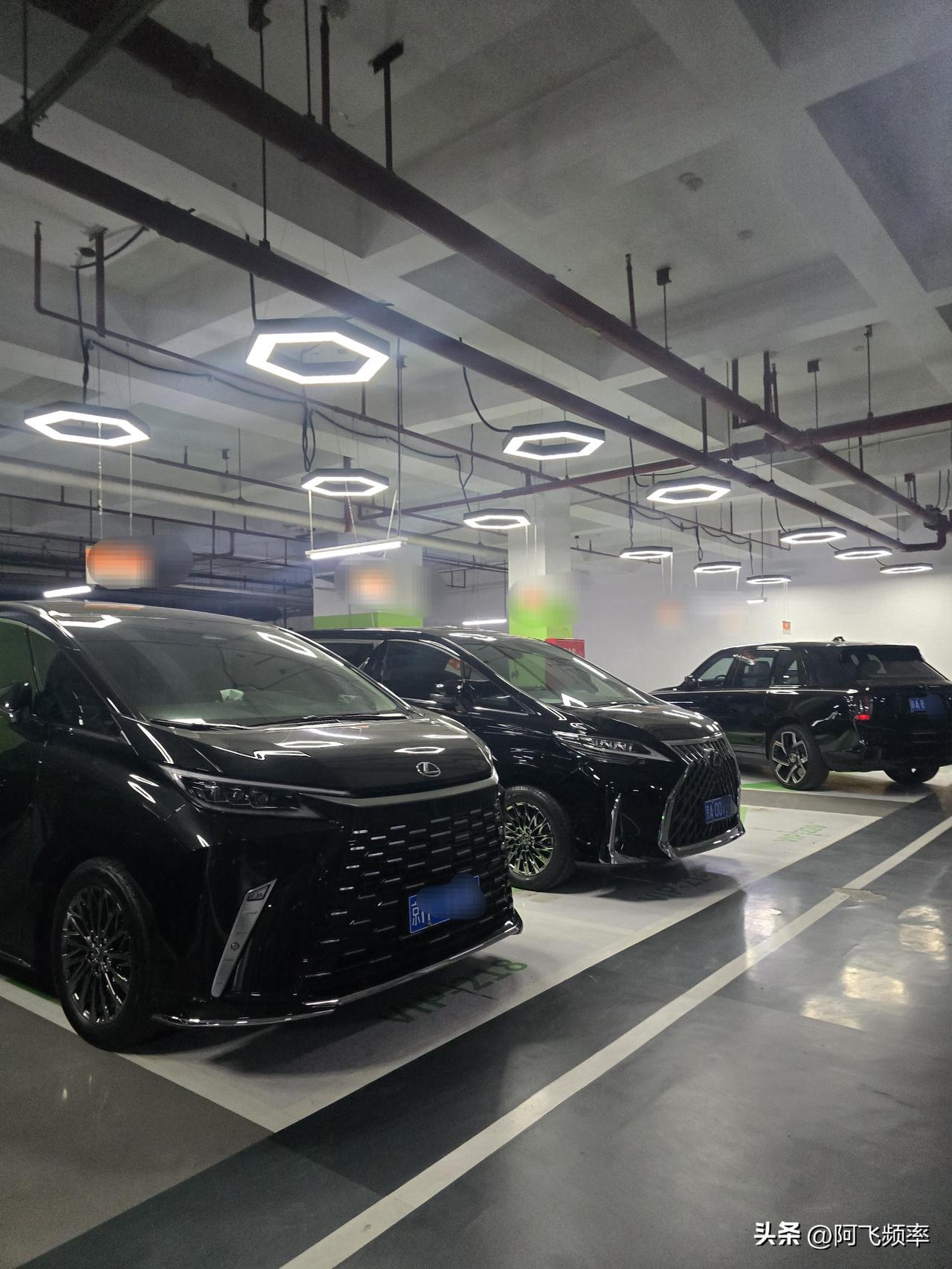 当你走进一位普通北京富豪的私人车库
奔驰迈巴赫S 680 Virgil Ablo