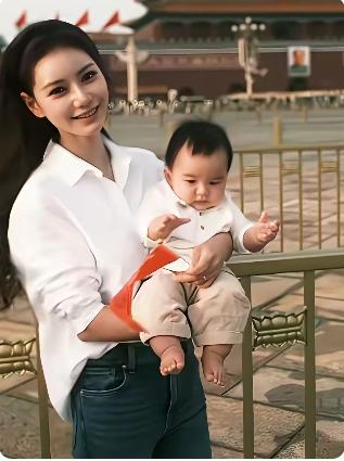 汪小菲的妻子马筱梅不但是一个贤妻良母，还是一个很有爱国情怀的人。国庆节，她抱着还