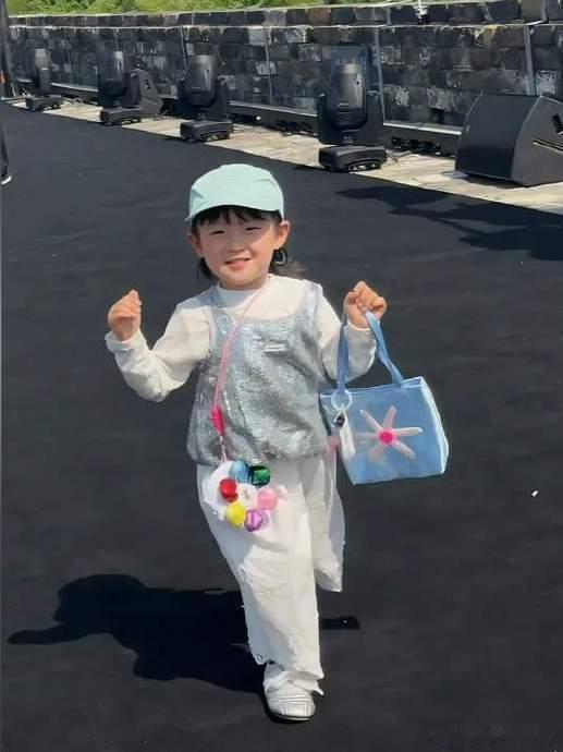 曝黄一鸣女儿爷爷暗中帮助她们母女近日，黄一鸣与女儿闪闪因 “爷爷暗中相助” 的话
