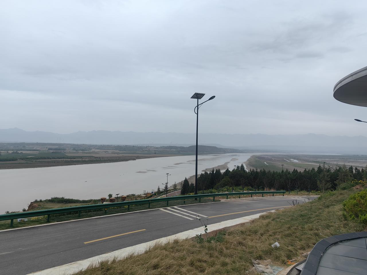 远望黄河白沙沙，格里格湾到这哒。白里黑夜流不尽，你说到哪这夏夏。一位放羊老爷爷的