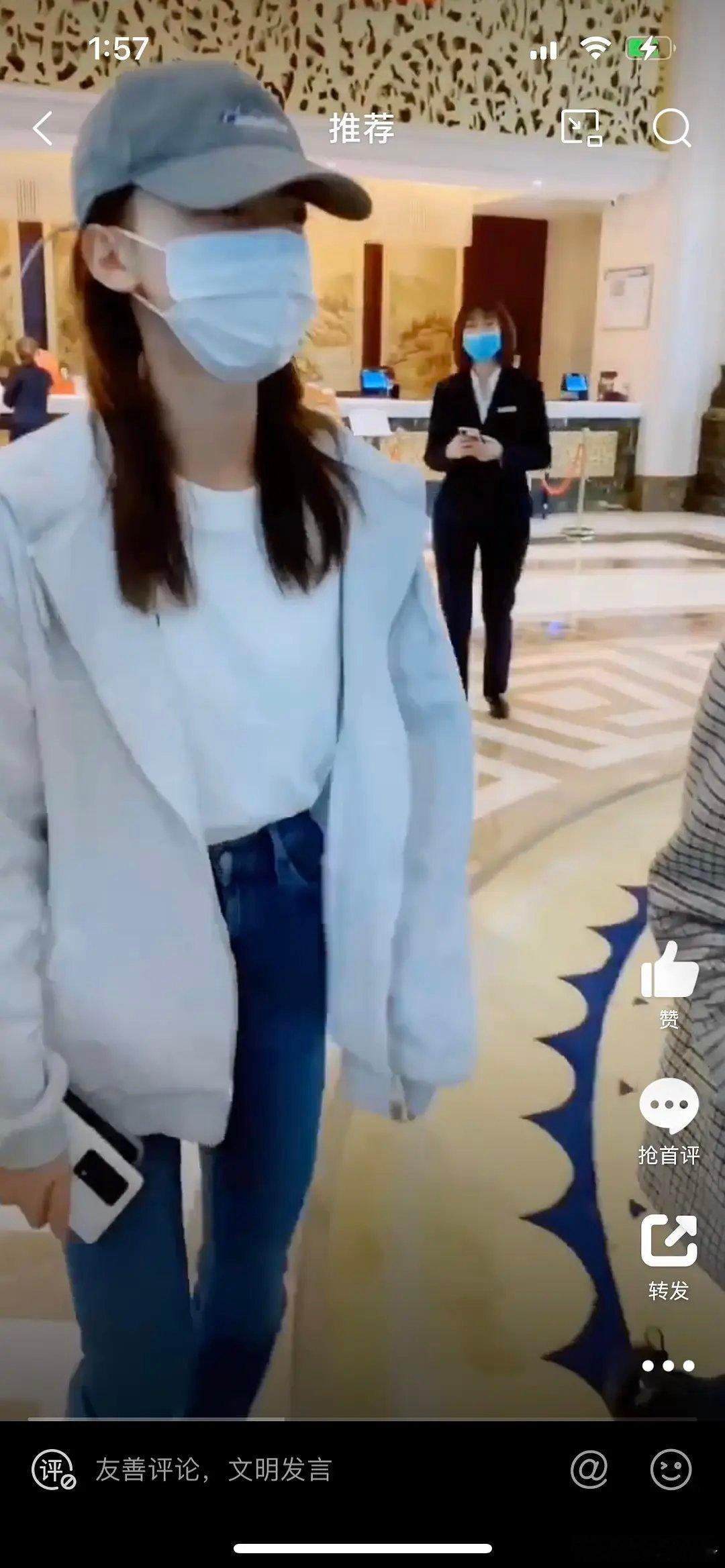 言姐这么瘦不像怀的啊？ ​​​