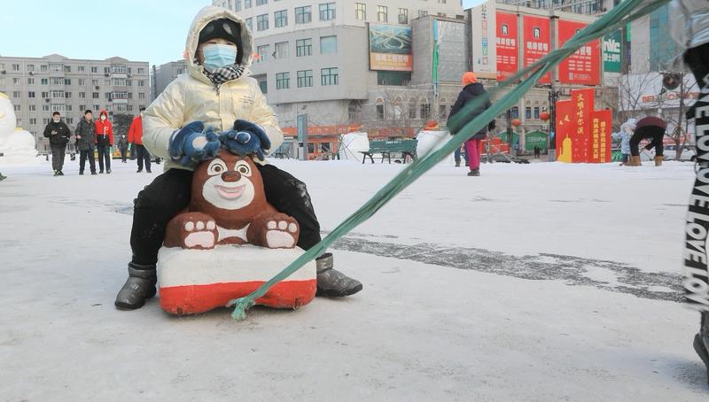 辽宁丹东有位女子，年初二回娘家那难度堪比“取经”。在离家直线四五公里处停车后，先