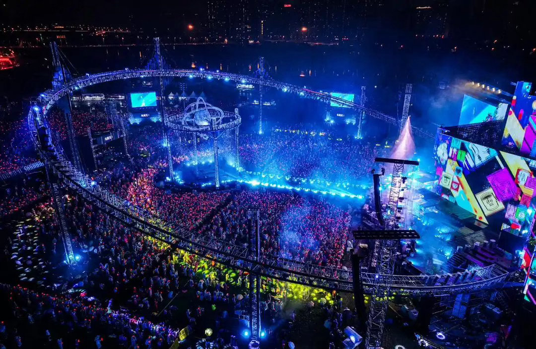 抽4个人去看演唱会！酒店+机票+演唱会门票全包！不要的可折现6000元！想干嘛干