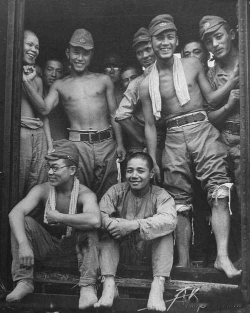 1945年10月，南京火车站，一群日本兵吡牙咧嘴，满脸堆笑地踏上了回国的火车。他