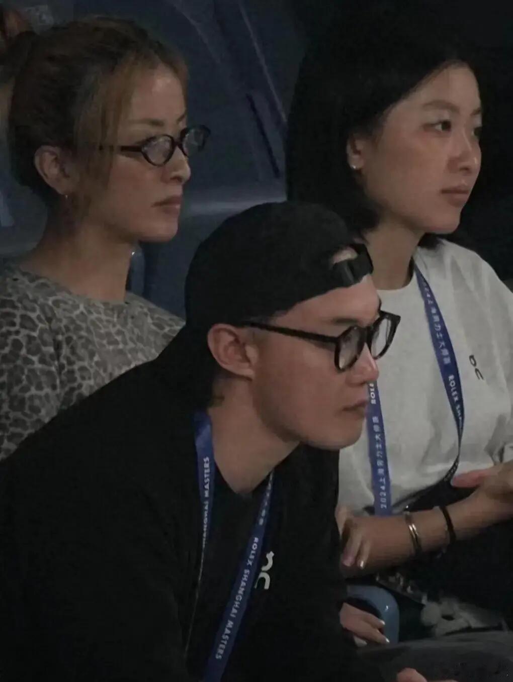 今日突然发现，正面看自己好像更像爸爸一些，可侧脸却几乎和妈妈一模一样，这种奇妙的