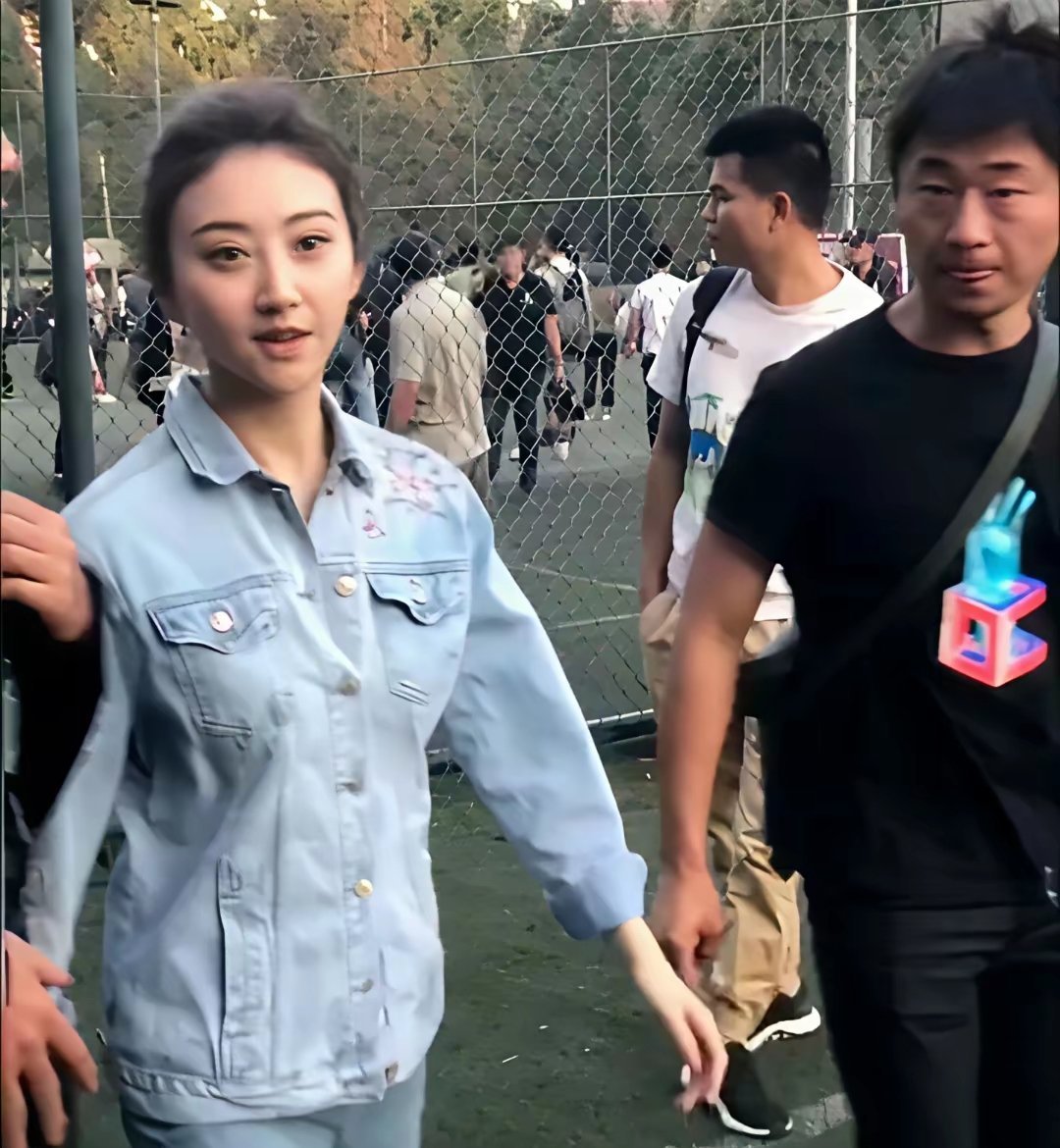 2023年，景甜来我们学校时拍的。景甜这颜值太能扛了，就算是路人原相机也是超美 