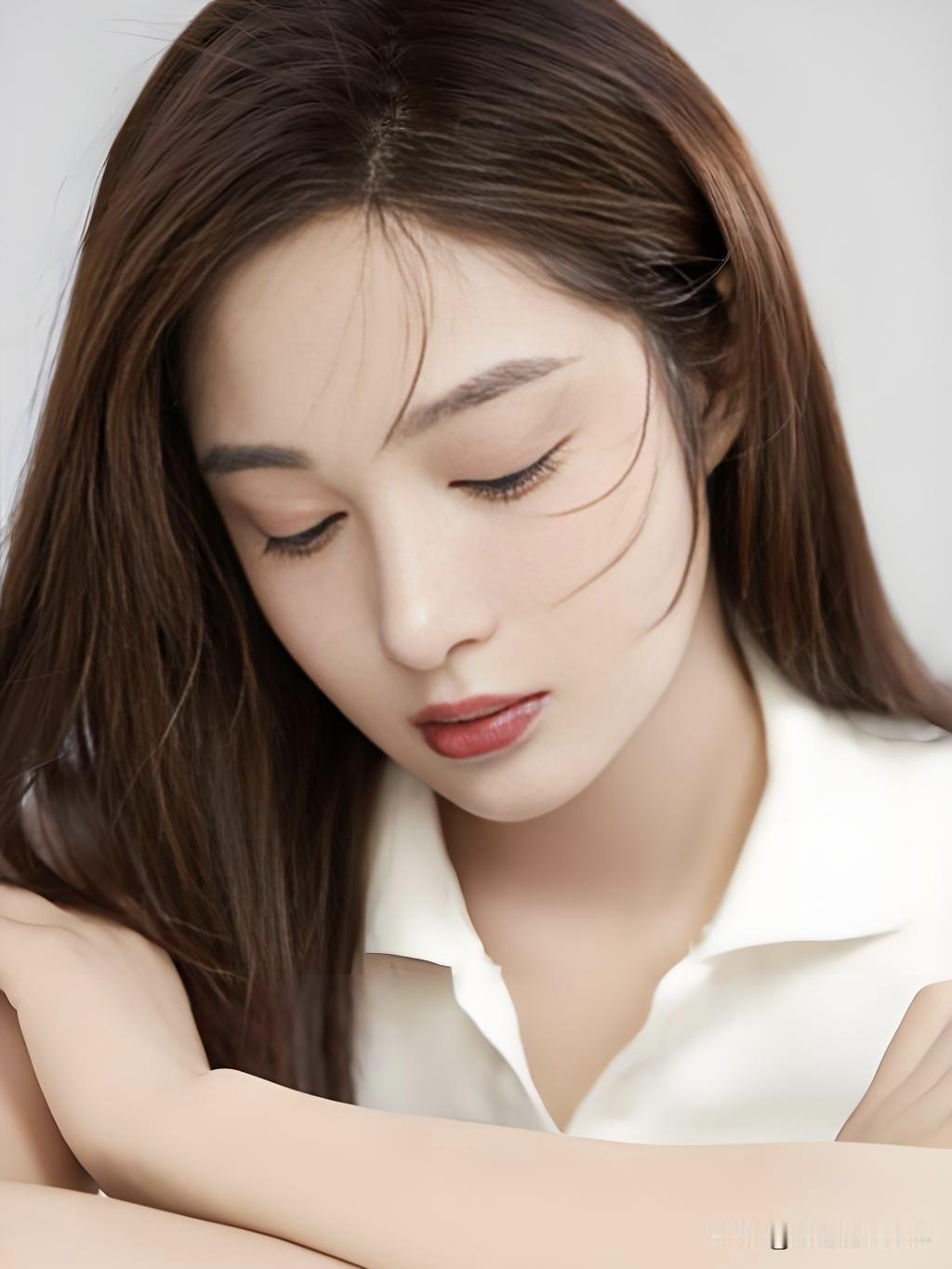 眸若秋水，笑靥如花，孙嘉璐以温柔与坚韧，在光影间绽放独属她的璀璨星光。手里没有一