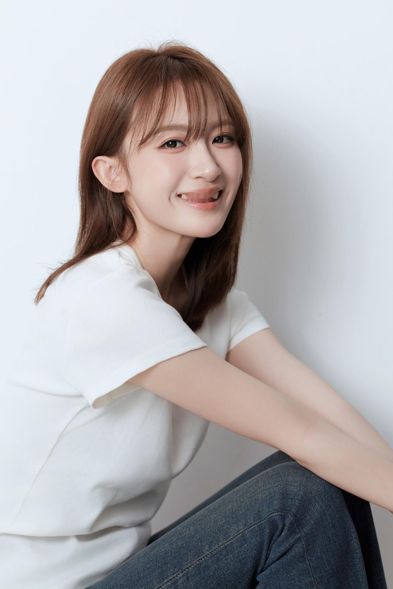 白T与牛仔裤，是永不过时的松弛感。

在干净的光影里，把温柔与笑意都藏进日常，不