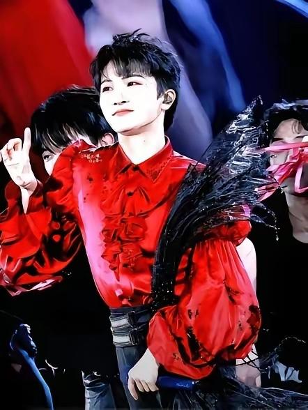 中国没男人了吗？
​还是中国没男歌手了？
​为啥每次晚会都能看到他，红得也太持久