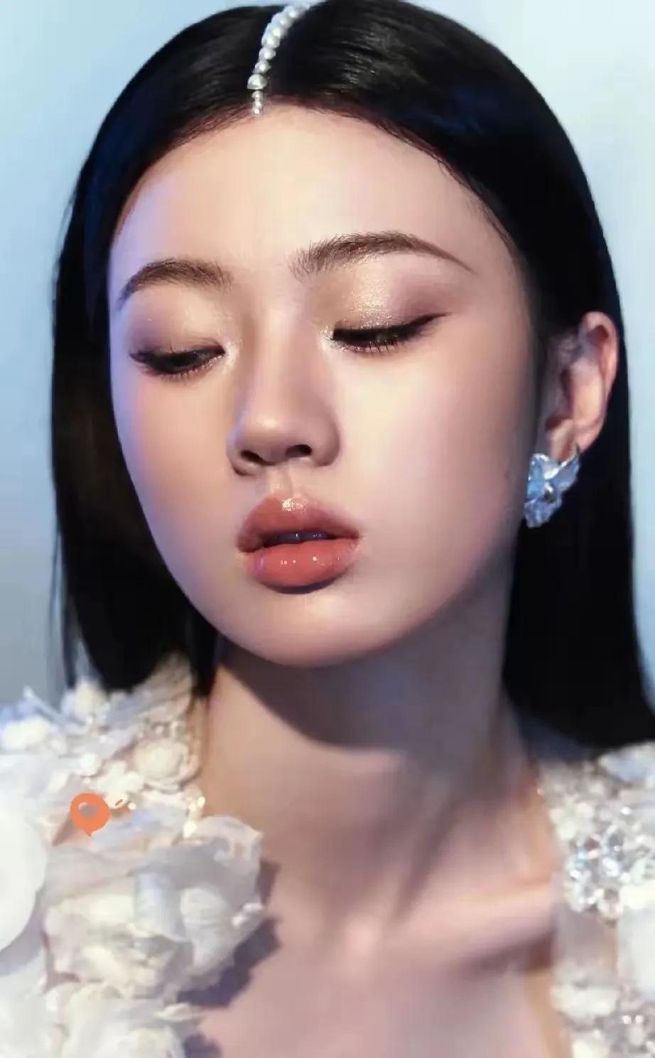 单依纯的路走歪了，清纯路线的女生就这么不受欢迎吗？长得还是挺漂亮的，就是浓妆艳抹
