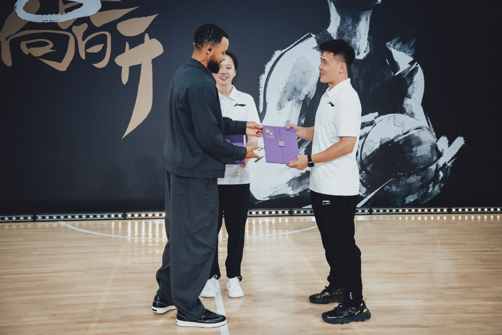 库里在中国过教师节，直接整了个"大惊喜"2026中国行第一站，库里走进清华附中，