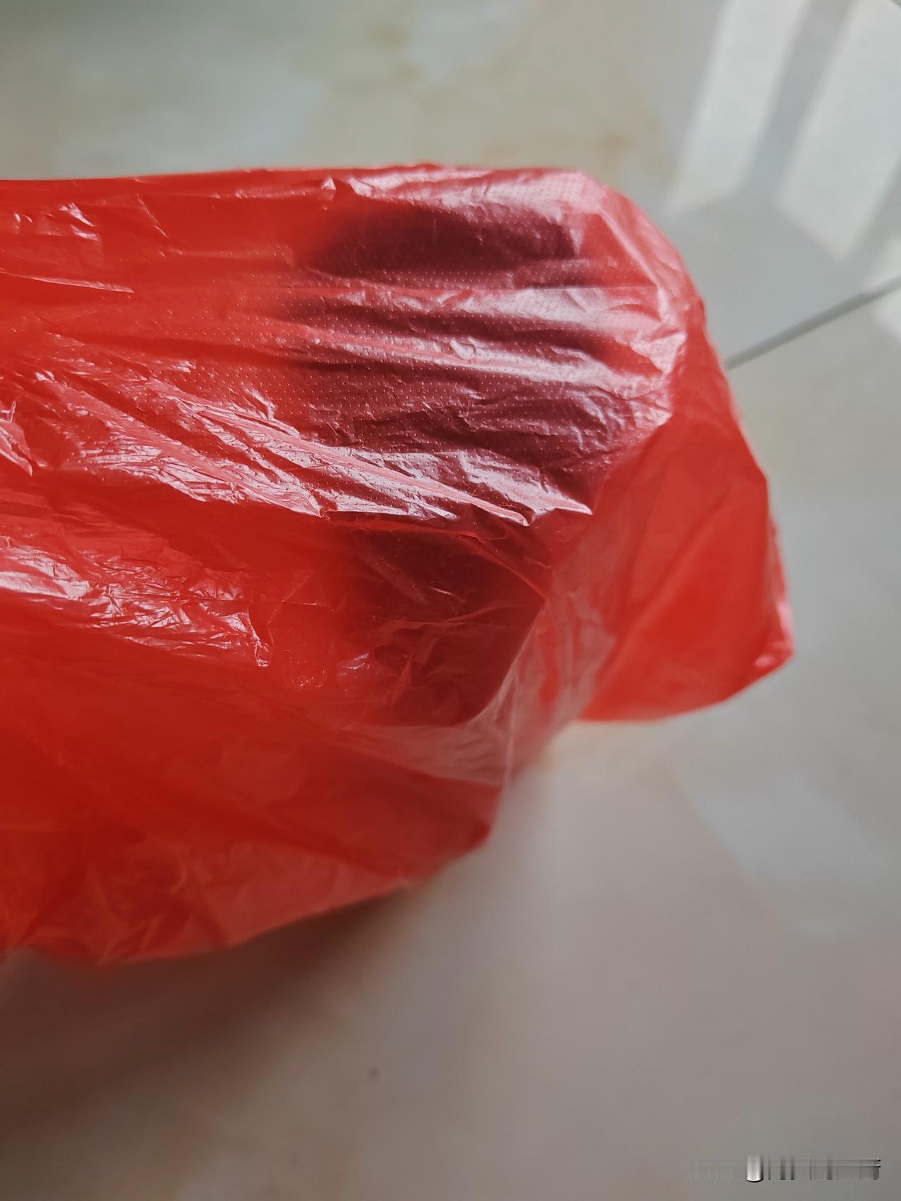 这几天在医院治疗颈椎病的时候，我都会带着一杯白开水喝，因为医院的水确实好喝，今天