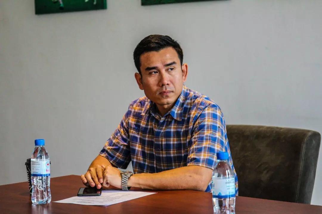 有人夸洪森亲王的大女婿狄伟杰上将帅气，我却看不出他有多帅气，只觉得他相貌硬朗，眼