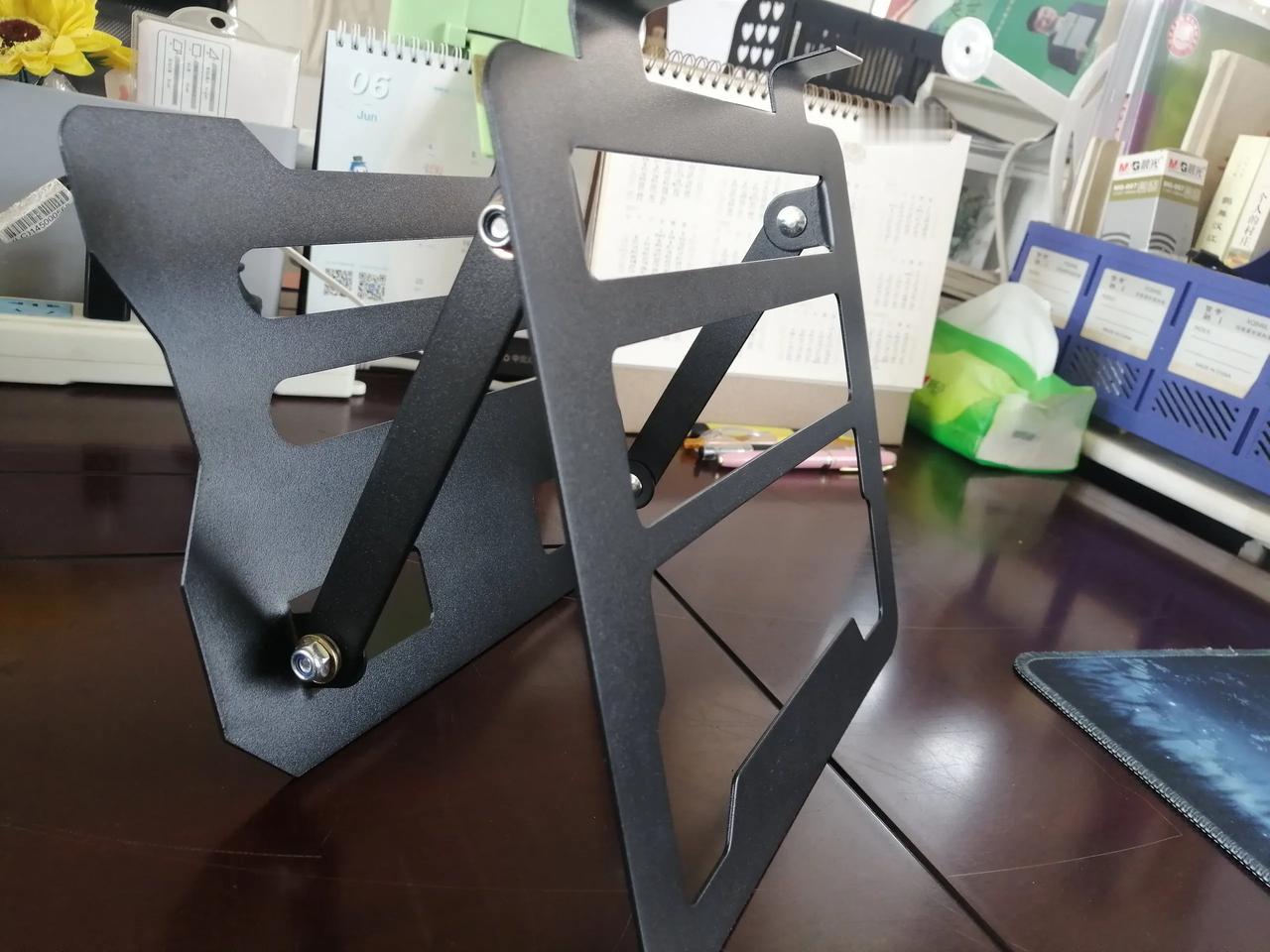 被自己蠢到了！上周这个电脑支架明明是支好了的，周末走的时候整理了下办公桌，把电脑