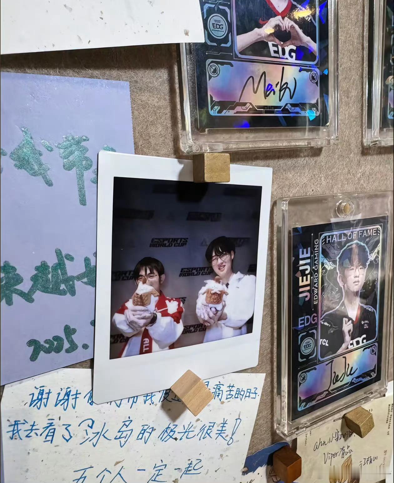 EWC时Flandre跟Viper合影，一起摆了Viper的手势。都进世界赛了，
