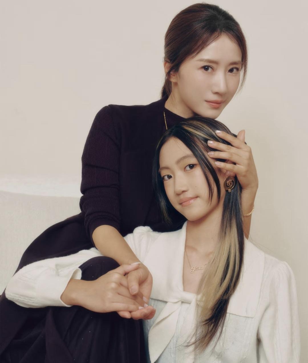 41岁李念与14岁女儿卡卡拍了一组母女照，
母女二人各自美丽！
李念 
蜗居 海