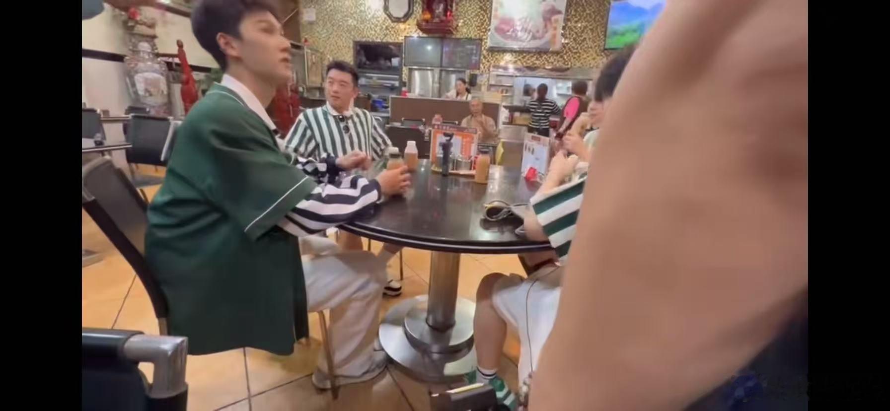 澳门偶遇跑男团吃饭该说不说，这干饭的模样是真的香[干饭人]我也好像知道吃的是什么