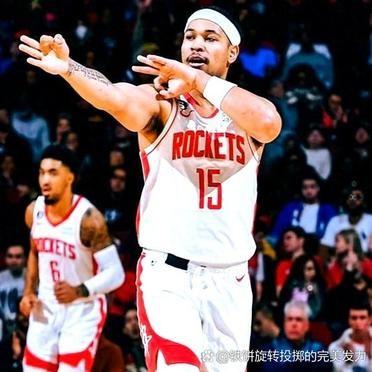 森林狼裁掉戴申-尼克斯那天，他更衣柜的背包拉链卡住了。
三天里，没有一条短信，没