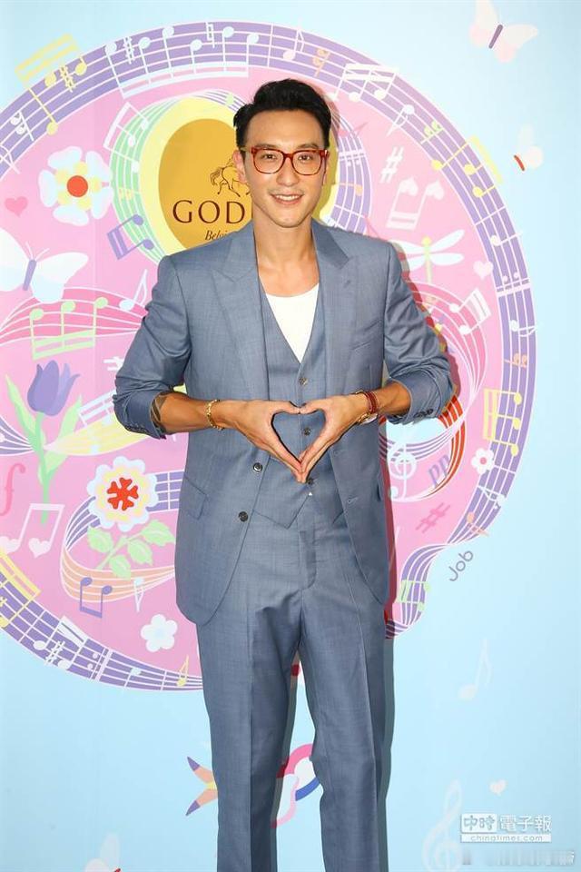 #王阳明比爱心旧照#有网友翻出了王阳明的比爱心旧照 ​​​