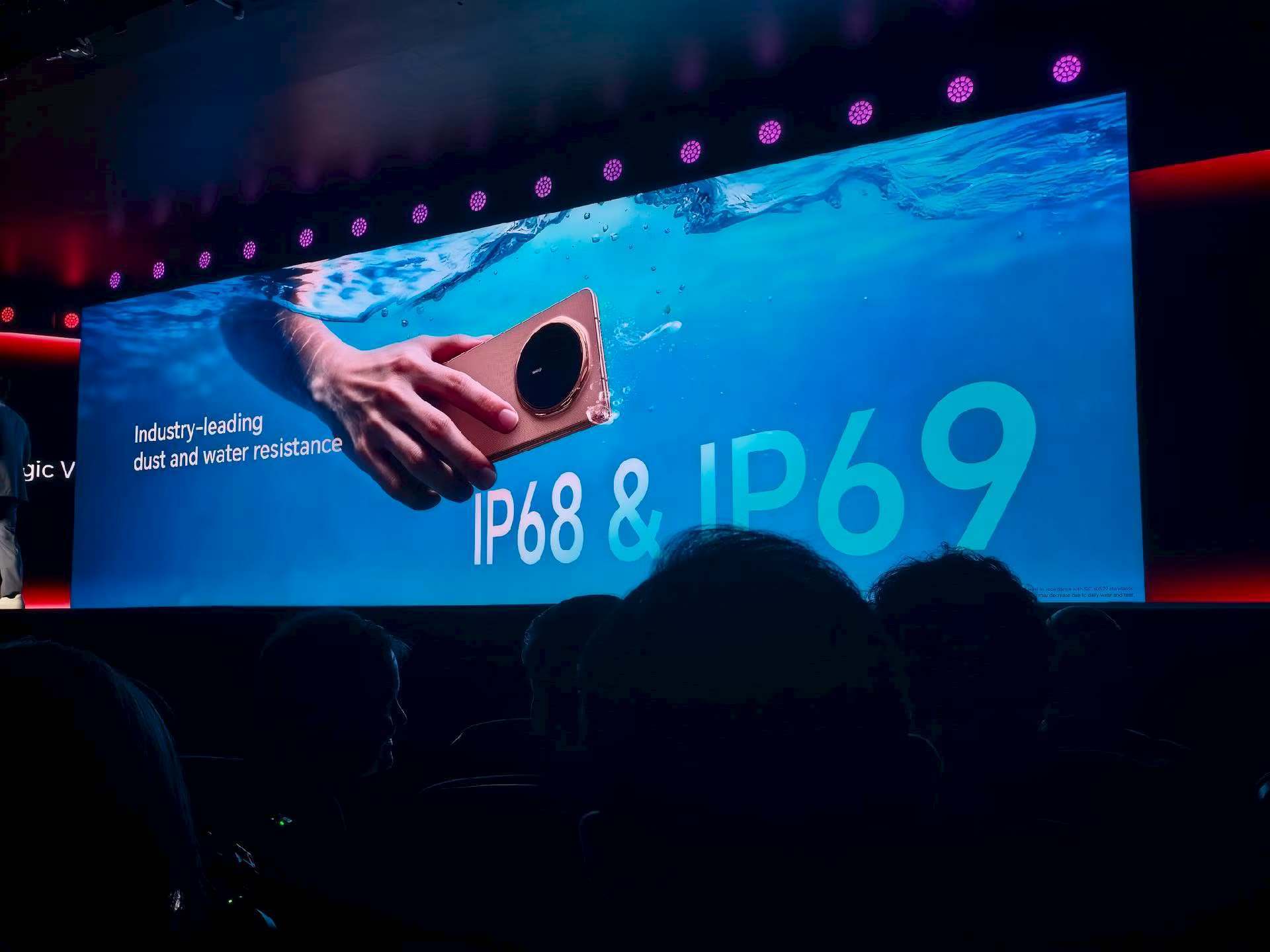 荣耀MWC2026荣耀magic V6，和新能源汽车比电池密度，比钢的强度，还有