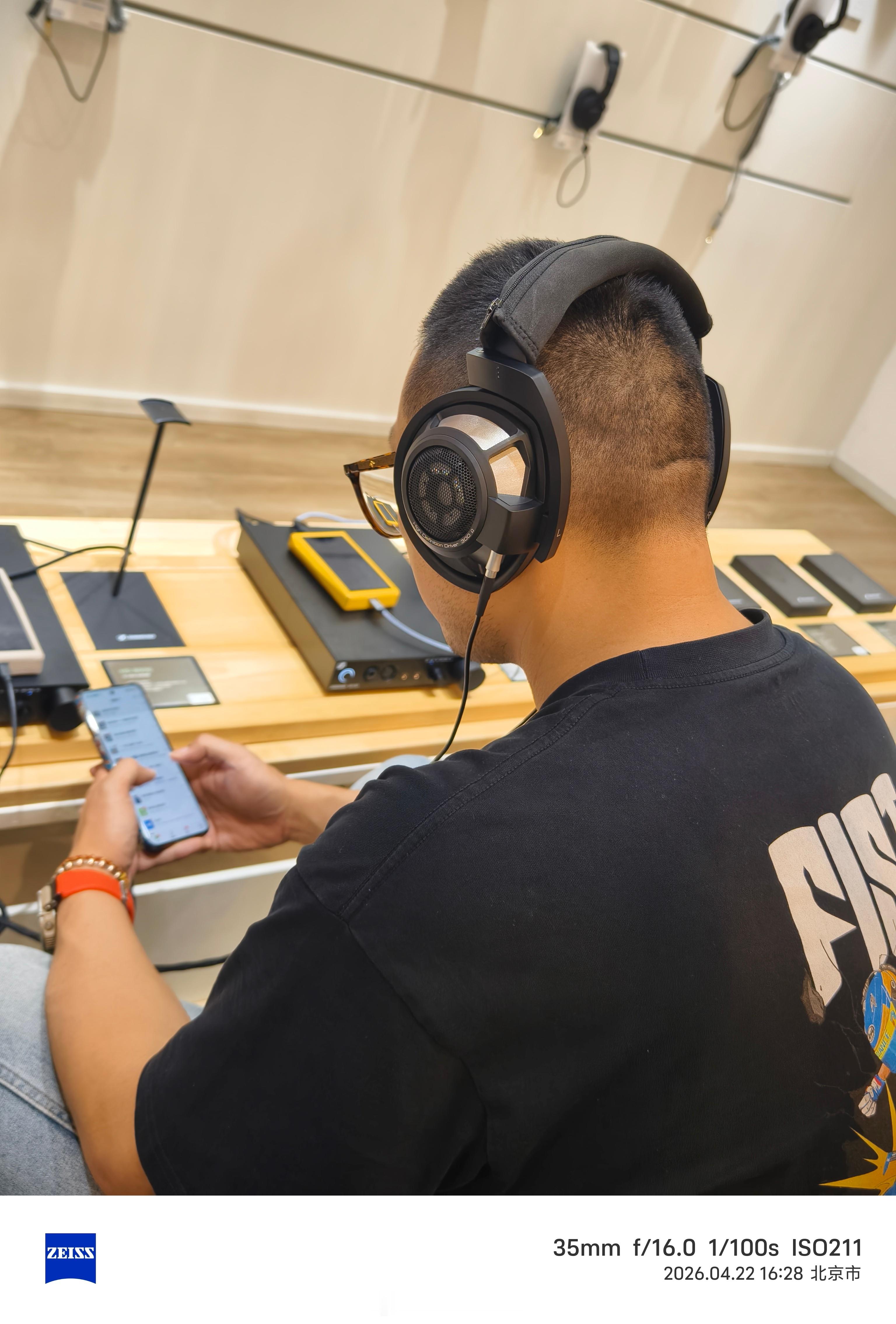 没想到在北京瞎逛能听到真神……森海的HD800S，此行完美了！一张图证明我来过这