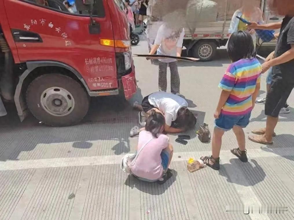 4岁幼童遭货车碾压奇迹生还，原因无非就5点。
1.医护人员的精湛医术和不放弃精神