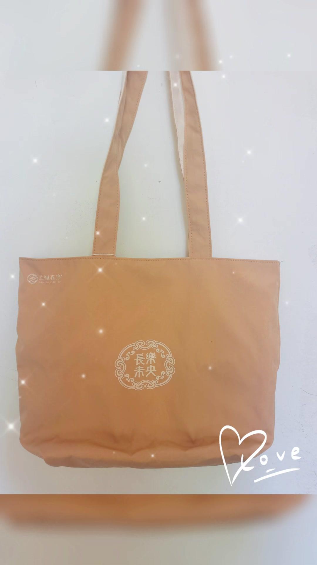 👜今年一定要入的神仙包包，看到它的第一眼就走不动道！奶油白配焦糖棕，温柔得像一