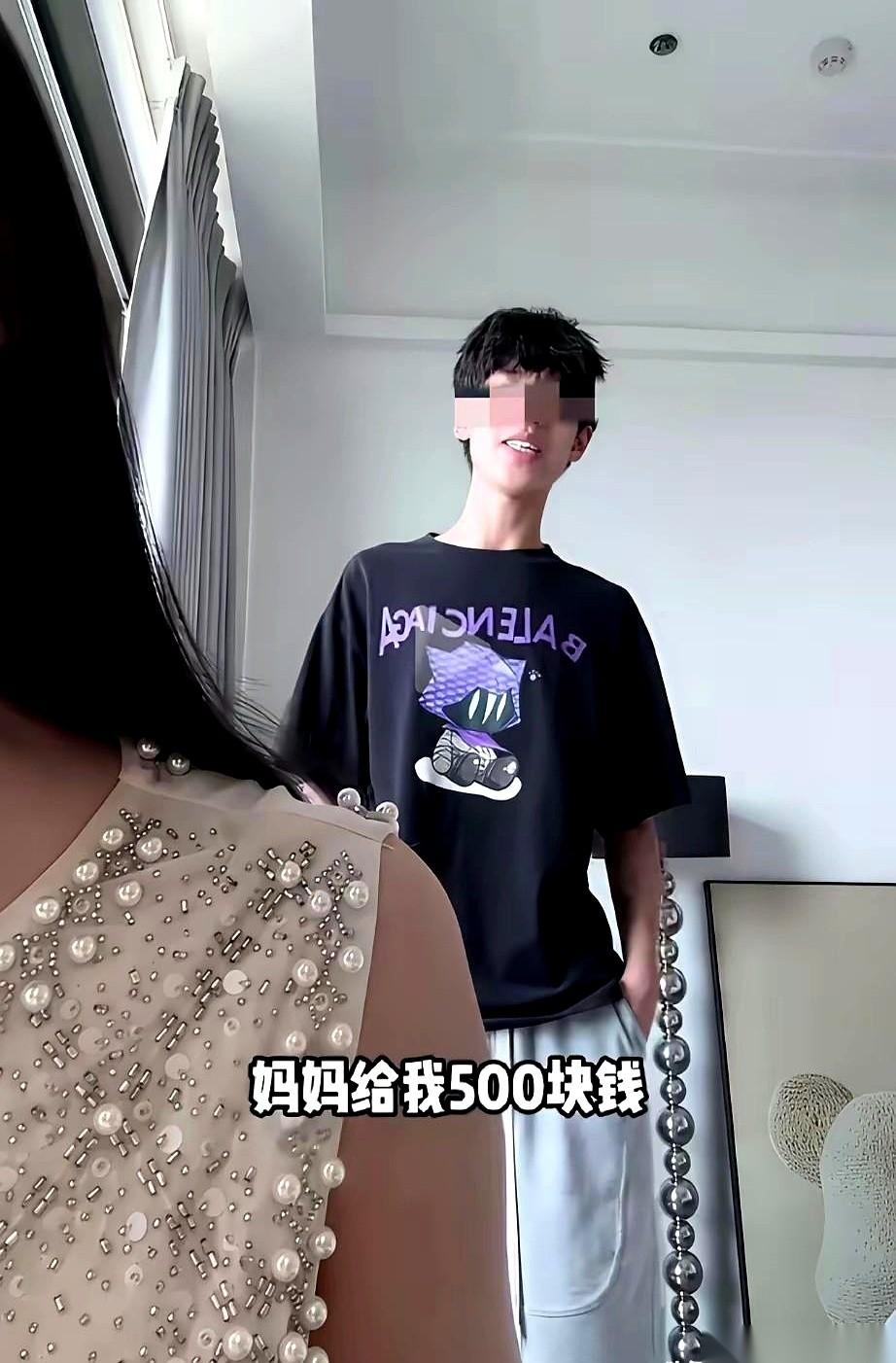 我可能养的不是儿子，是个老板。
我给他发1000块生日红包，算“工资”。
他扭头