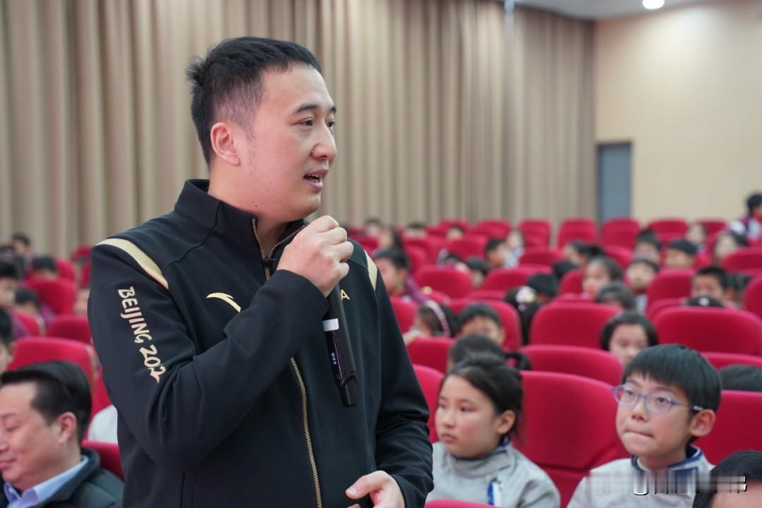 冠军进校园，逐梦正当时[给力]！12月8日，中国男子佩剑世界冠军、击剑国家级裁判