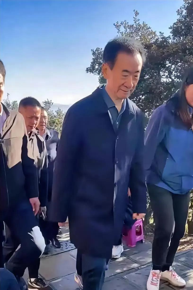 王健林说，我当兵17年，部队训练了我的纪律性，我不抽烟不喝酒，没有夜生活！

王