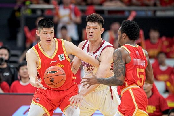 孙铭徽时隔93天复出，广厦男篮大胜山西男篮晋级4强
 
13日晚，卫冕冠军浙江广