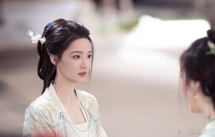 陈哲远比李沁还甜走戏镜头让人疯狂心动，李沁古装造型亮眼，神情专注自带江湖酷姐的A