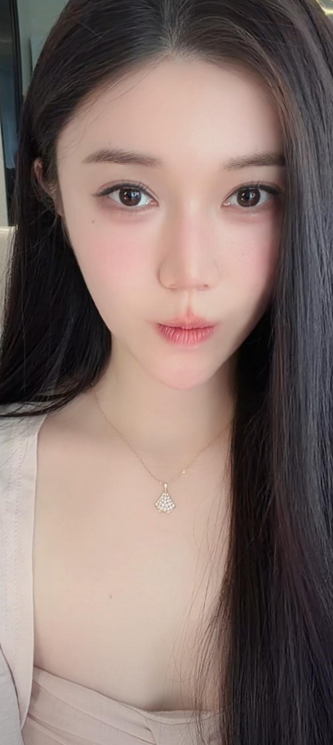 长发妹子，佩戴着精致项链。