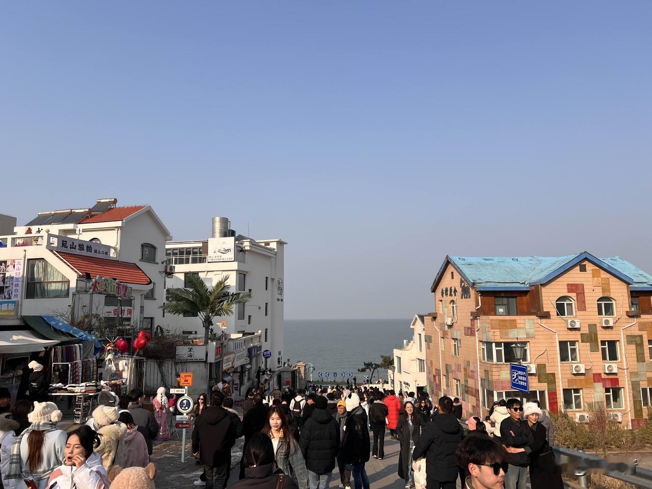 这几年火炬八街确实很火，给威海带来了很大人流，关键来的都是一些年轻人。他们在这里
