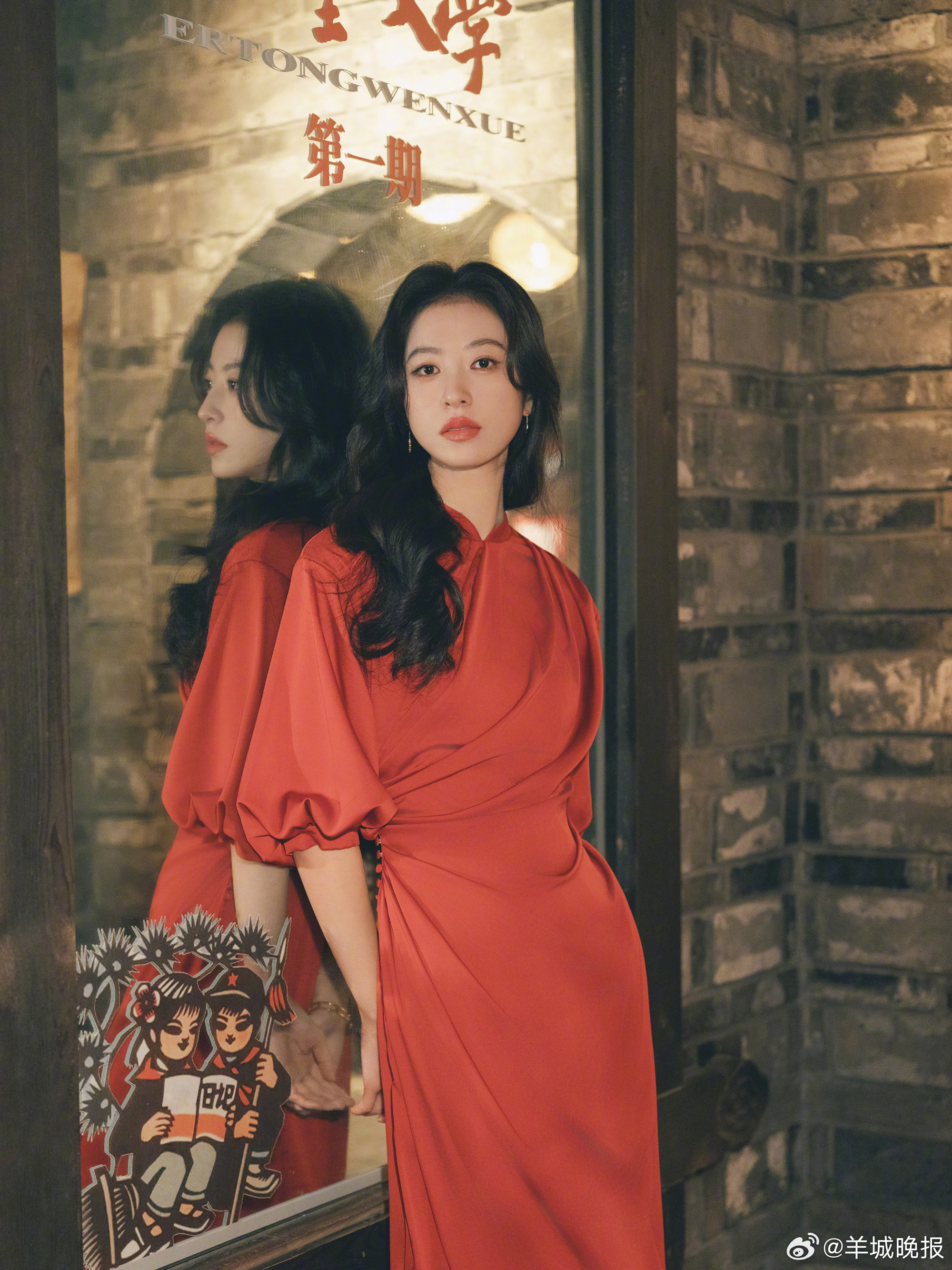 2月16日，演员发文祝福大家新春愉快，并配新春照片，“长风引路踏新岁，“红”运当