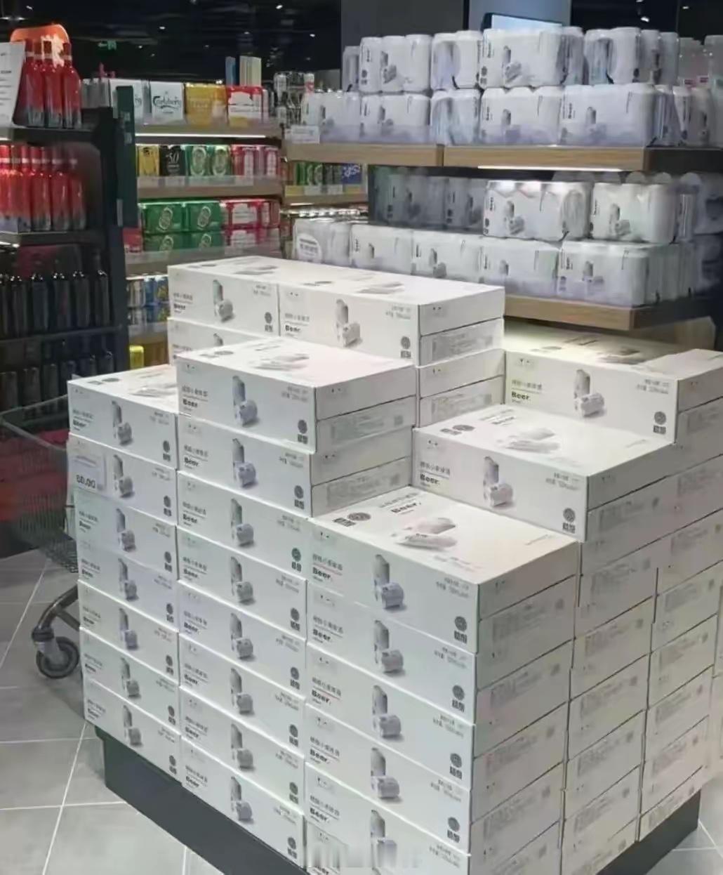 胖东来18元瓶装矿泉水遭哄抢这场疯抢并非“高价水”的噱头，而是价值感与信任度的直