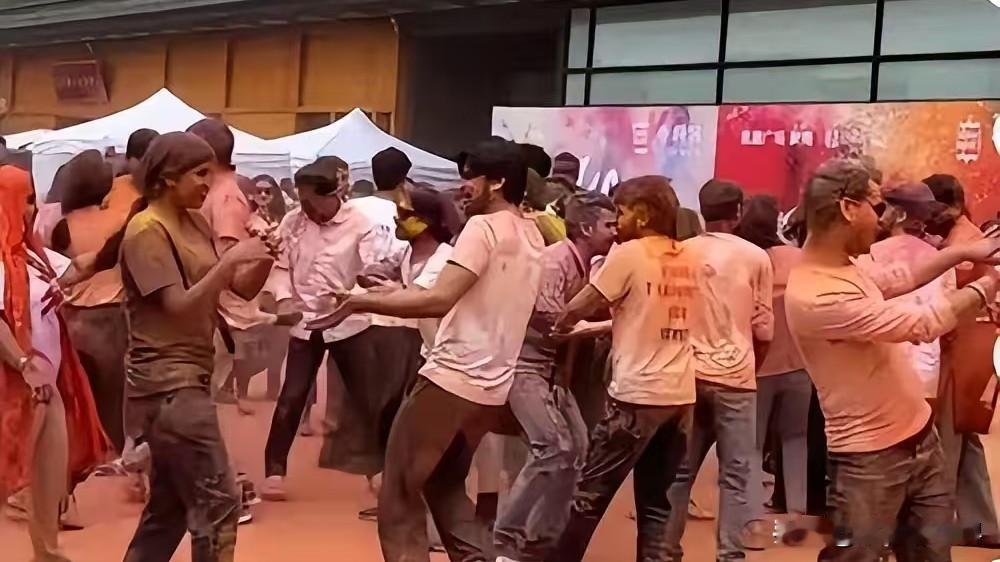 民间高人出奇招！滞留国内不愿走的印度朋友，一条路子实现三大欢喜。

面对不少印度