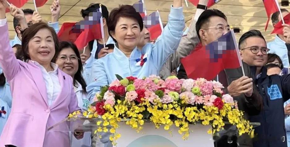 卢秀燕元旦在台中搞升旗，江启臣、杨琼樱一左一右站她身边，这画面看着真让人五味杂陈