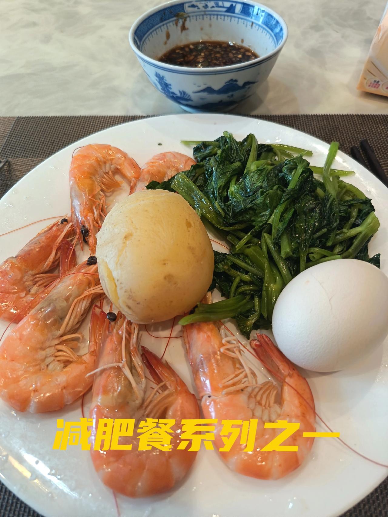 今天早上在抚河边运动了一下，就匆匆忙忙赶到菜市场买菜。

在水产档口看着有基围虾