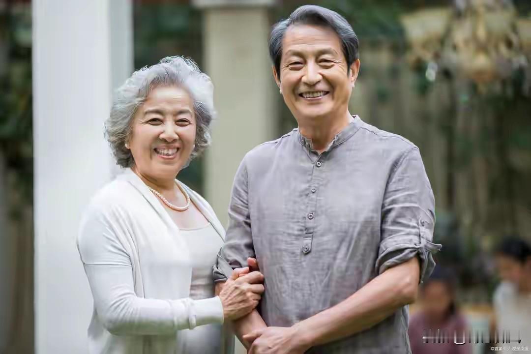 65岁老太太的忠告：哪怕没有了夫妻生活，也别轻易和老伴分床睡。
 
说这话的是小